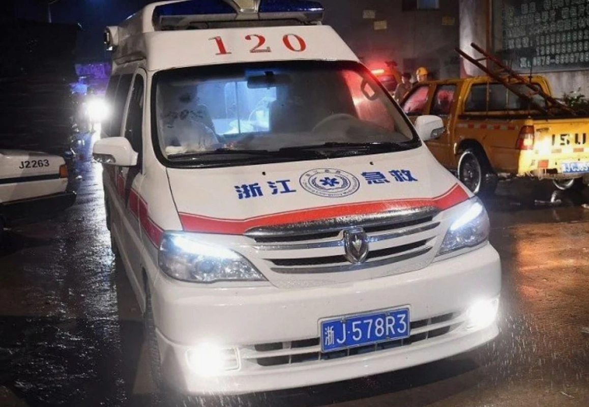 В Китае семь человек погибли из-за сильного ветра с градом, десятки тысяч пострадали - ВИДЕО